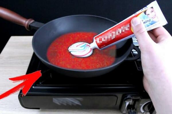 STAVIO JE SAPUN I PASTU ZA ZUBE U VRUĆ TIGANJ: Sve je snimio, a reakcija je neverovatna (VIDEO)