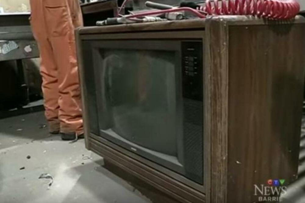 UZELI SU STARI TELEVIZOR KOJI JE JEDVA RADIO: Otvorili su ga, ono što su našli unutra promenilo im je život