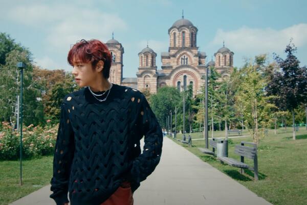 KOREJSKI PEVAČ ISPRED CRKVE SVETOG MARKA SNIMIO SPOT: Svi se pitaju ZAŠTO baš OVDE, a tek da čujete PESMU! (VIDEO)