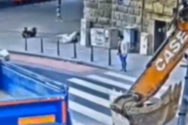 DOBRO JE ŽIVU GLAVU IZVUKAO: Strašna nesreća kod Brankovog mosta, KOLA POKUPILA ČOVEKA NA PEŠAČKOM (FOTO)