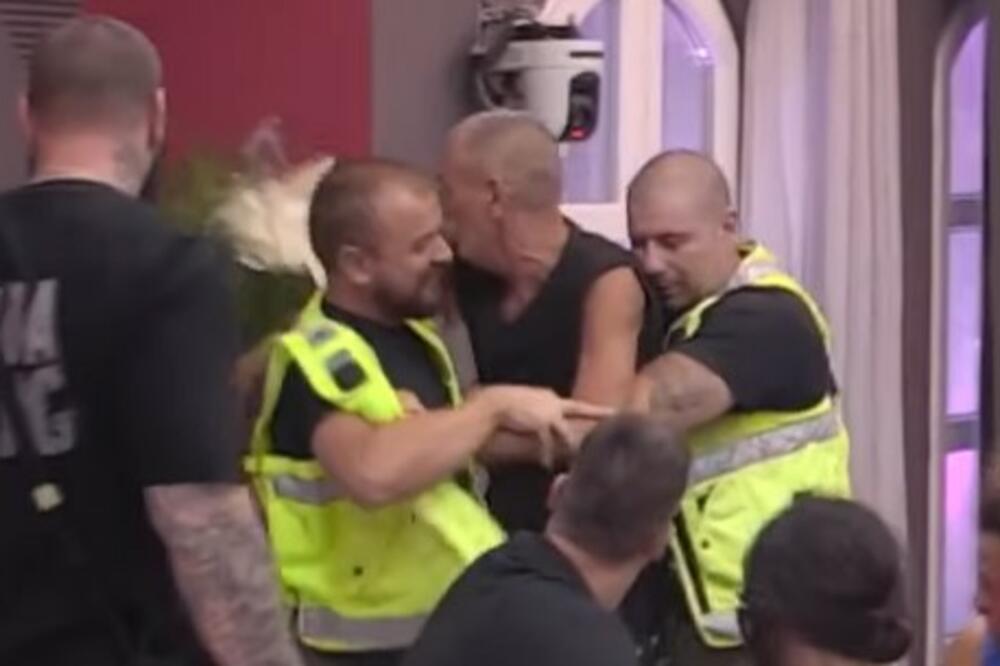 NEVIĐENI KARAMBOL U ZADRUZI: Potukli se LEPI MIĆA I UROŠ, prizor UZNEMIRIO mnoge (VIDEO)