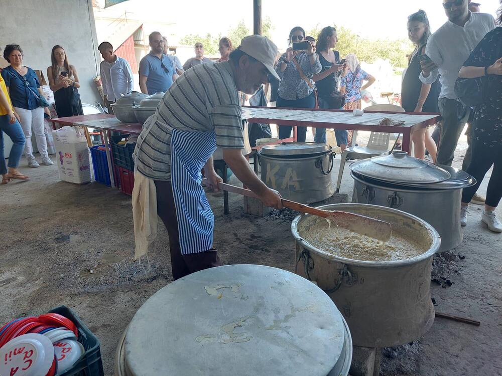 Kuvar priprema pilav na turski način