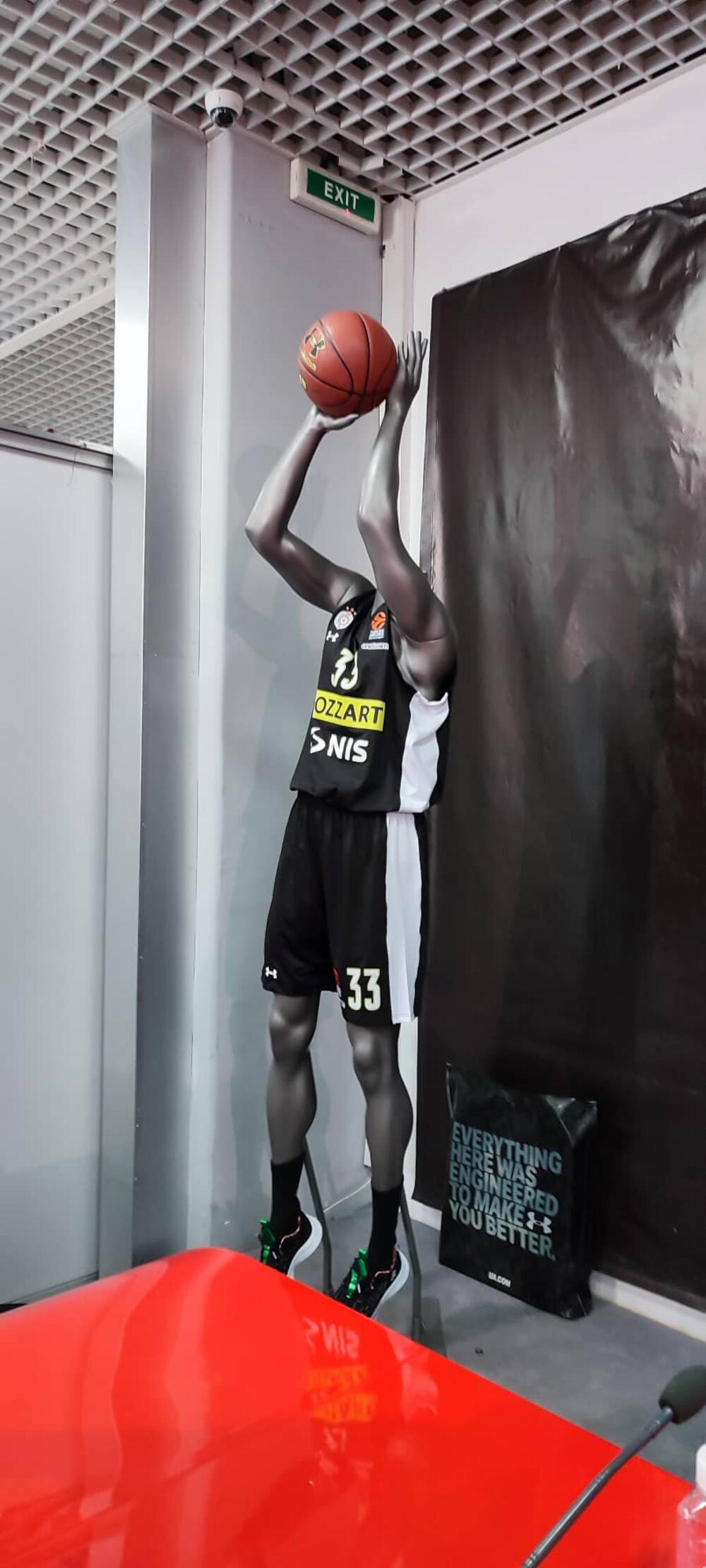 Garnitura crnih dresova