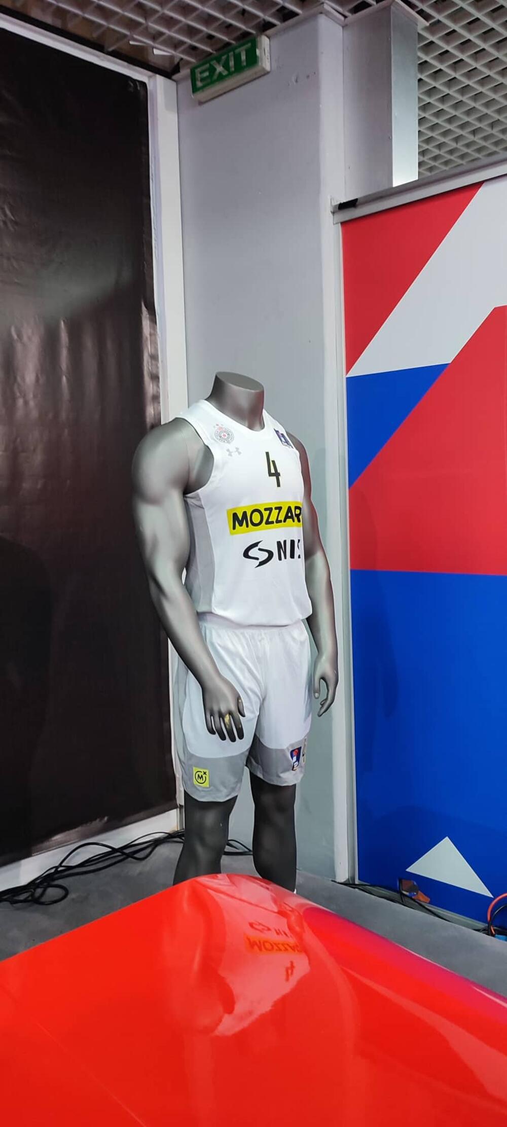 Garnitura belih dresova