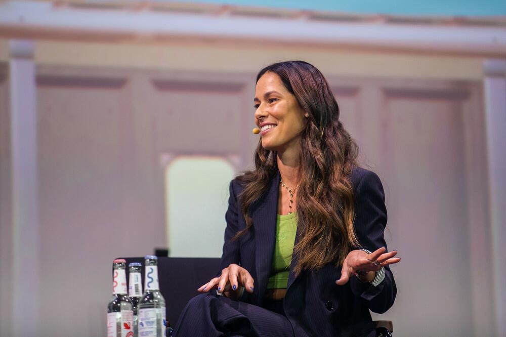 ANA IVANOVIĆ POKAZALA KAKVA JE DOMAĆICA: Ispoštovala Božićnu tradiciju, objavila sliku koja odiše mirom i lepotom!