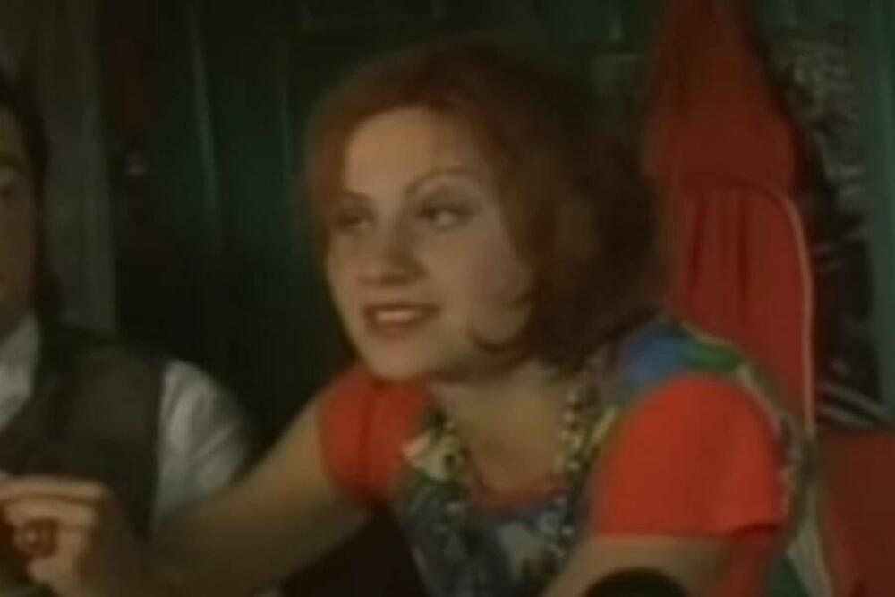 Sivi kamion crvene boje