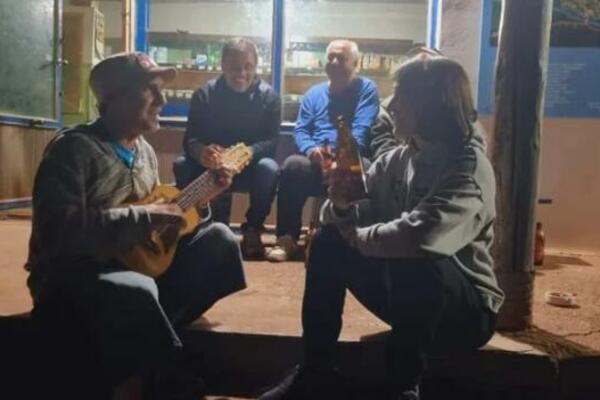 IMA DA GA UVRSTE U POPIS: Manu Čao zasvirao ISPRED PRODAVNICE u selu TOPLI DO, MEŠTANI ODUŠEVLJENI (VIDEO)