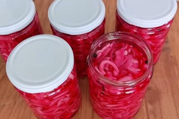 UKISELJENI CRNI LUK ZA ZIMNICU SVAKA DOMAĆICA MORA DA NAPRAVI: Najbolji prilog uz PEČENJE (RECEPT)