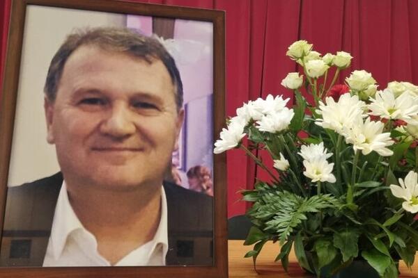 VEST O NJEGOVOJ SMRTI BOLNO ODJEKNULA U RODNOM GRADU: Prijepoljci se oprostili od voljenog direktora (FOTO)
