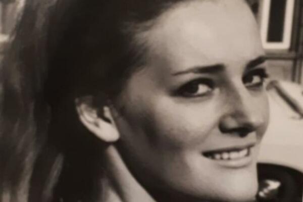 OVA ŽENA SA SLIKE JE MAJKA NAŠE POZNATE GLUMICE: Sličnost je OGROMNA, ne biste verovali KO JE U PITANJU (FOTO)