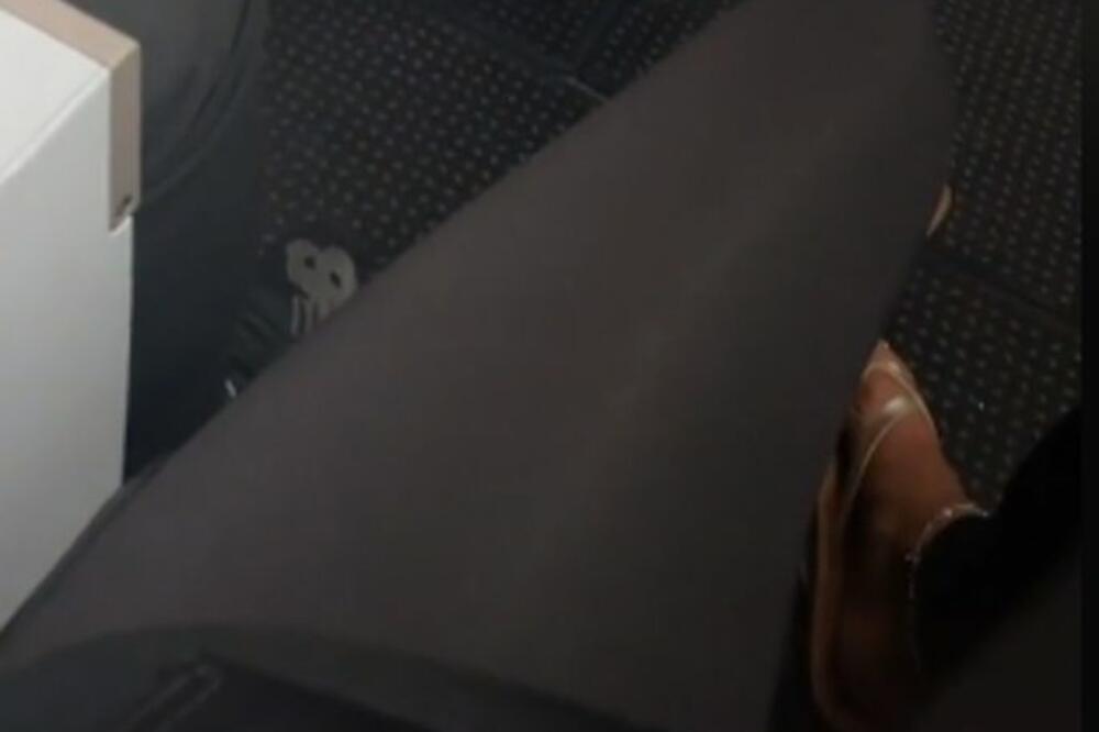 SEDELA JE U AVIONU I PRIMETILA DA MUŠKARAC PORED NJE NEŠTO MULJA: Pogledala je malo bolje i saznala užasnu istinu