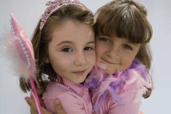 MAJKA GLEDALA SVOJE BLIZNAKINJE, PA PRIMETILA NEŠTO ČUDNO: Ubrzo je saznala GORKU ISTINU koja ju je SLOMILA