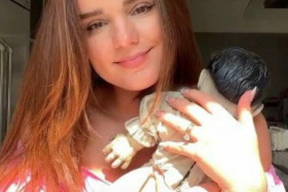 DALA JE DETETU JEZIVU LUTKU PA SNIMILA REAKCIJU STRAVE I UŽASA! Ljudi je prozivaju da nije nikakva MAJKA (VIDEO)