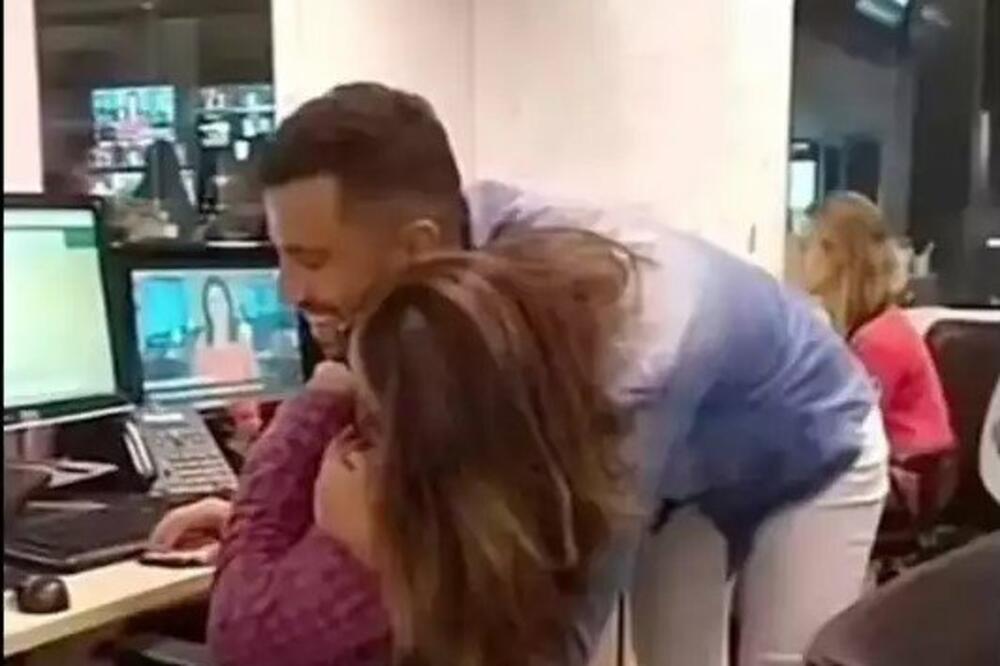 DOBRO POGLEDAJTE DOLE: Svi vide nešto SRAMNO na OVOJ FOTKI, ko koga ovde?! (FOTO)