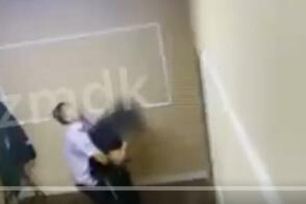 DOSTAVLJAČ UHVATIO ŽENU OTPOZADI, NIJE SE OPIRALA, A ONDA SE POJAVIO MUŽ! Kamere uhvatile AKCIJU u zgradi (VIDEO)