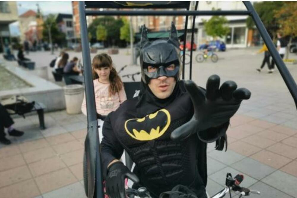 BETMEN IZ ČAČKA U SVOM BETMOBILU VOZI NAJMLAĐE SUGRAĐANE: Ostvario je dečački san, a sada usrećuje mališane! (FOTO)