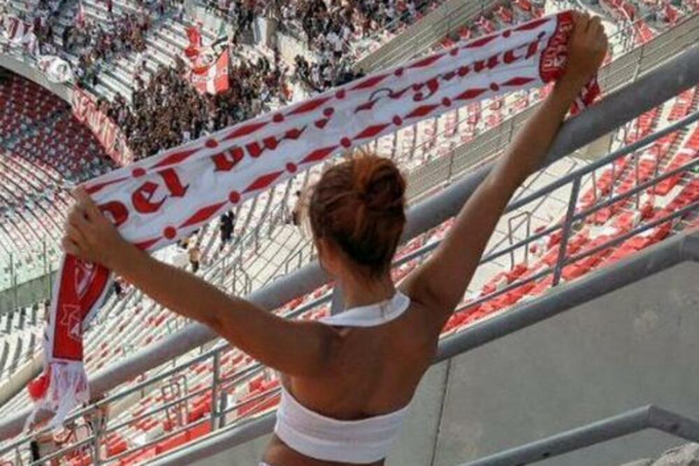 ZALUDELA JE CEO STADION: Atraktivna navijačica u gaćicama došla na utakmicu, svi su gledali u njene OBLINE! (FOTO)
