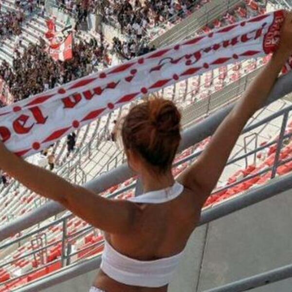 ZALUDELA JE CEO STADION: Atraktivna navijačica u gaćicama došla na utakmicu, svi su gledali u njene OBLINE! (FOTO)