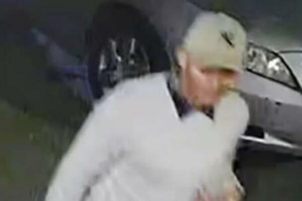 NASILNO JE PIPAO PO ZADNJICI, GRUDIMA I PREPONAMA! Policija moli za pomoć u pronalaženju MANIJAKA (FOTO)