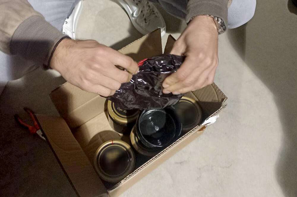 POLICIJA STALA NA PUT KRIJUMČARIMA: Na prelazu Srpska Crnja ZAPLENJENO 10 tona SMESE za NARGILU! (FOTO)