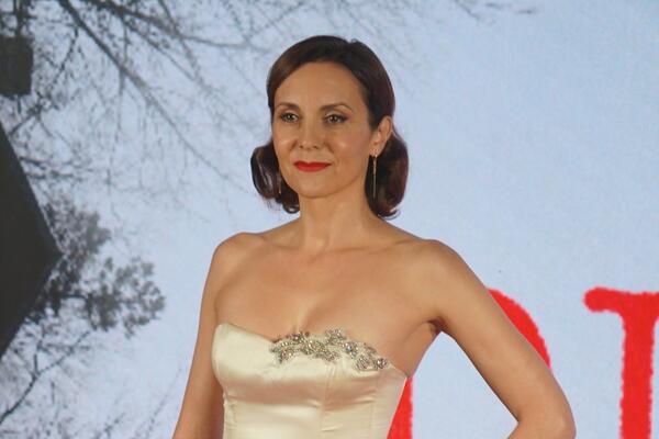 HOLIVUD U SRBIJI, GLUMICA ZASENILA SVE: Pokazala DEKOLTE I GOLA RAMENA, muškarcima padale VILICE