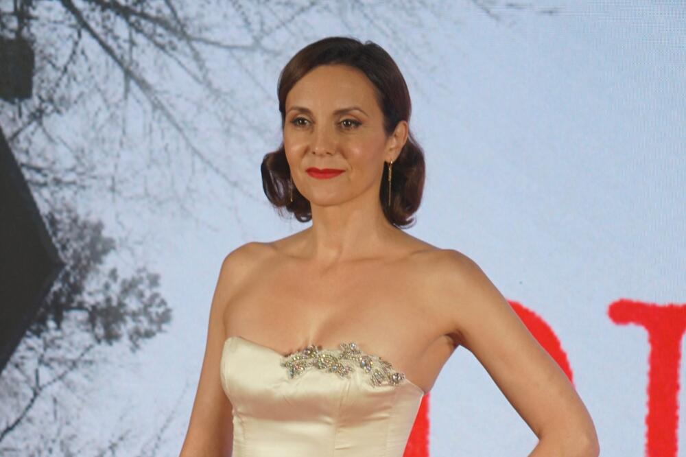 HOLIVUD U SRBIJI, GLUMICA ZASENILA SVE: Pokazala DEKOLTE I GOLA RAMENA, muškarcima padale VILICE