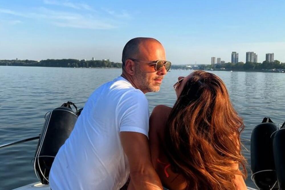 NAŠA PEVAČICA UHVAĆENA SA MUŽEM U HIT IZDANJU: Ljudi ne prestaju da bruje o njenoj OBUĆI, da li je REALNO OVO?