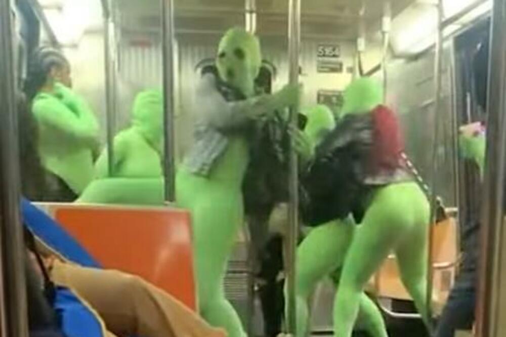 BANDA "ZELENIH GOBLINA" NAPALA TINEJDŽERKE: Udarale ih po LICU, u bizarnim kostimima krenule u PLJAČKU! (VIDEO)
