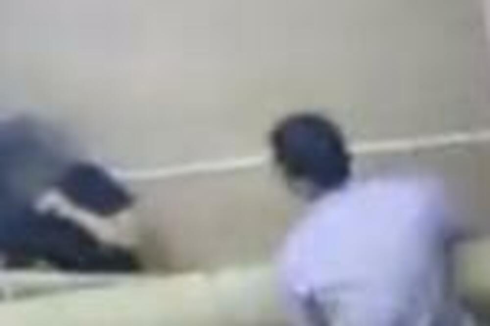 NOSAČ TEPIHA UHVATIO ŽENU OTPOZADI, A ONDA SE POJAVIO NJEN MUŽ: Nastao HAOS, gledajte samo! (VIDEO)