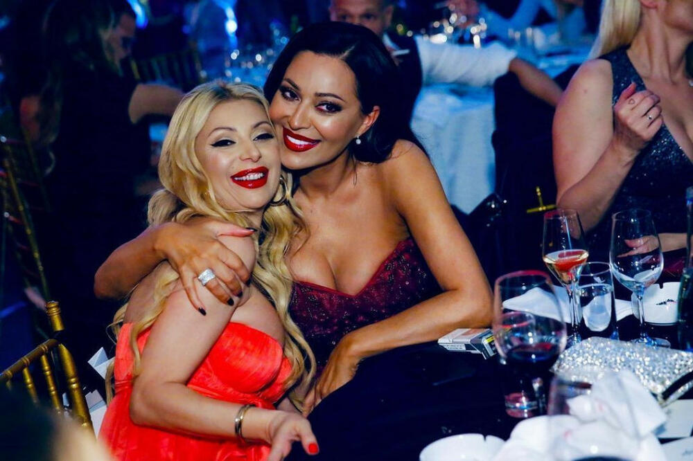 FOTKA STARA 30 GODINA! CECA I LIDIJA KAO DEVOJČURCI: Nikada se nisu odvajale