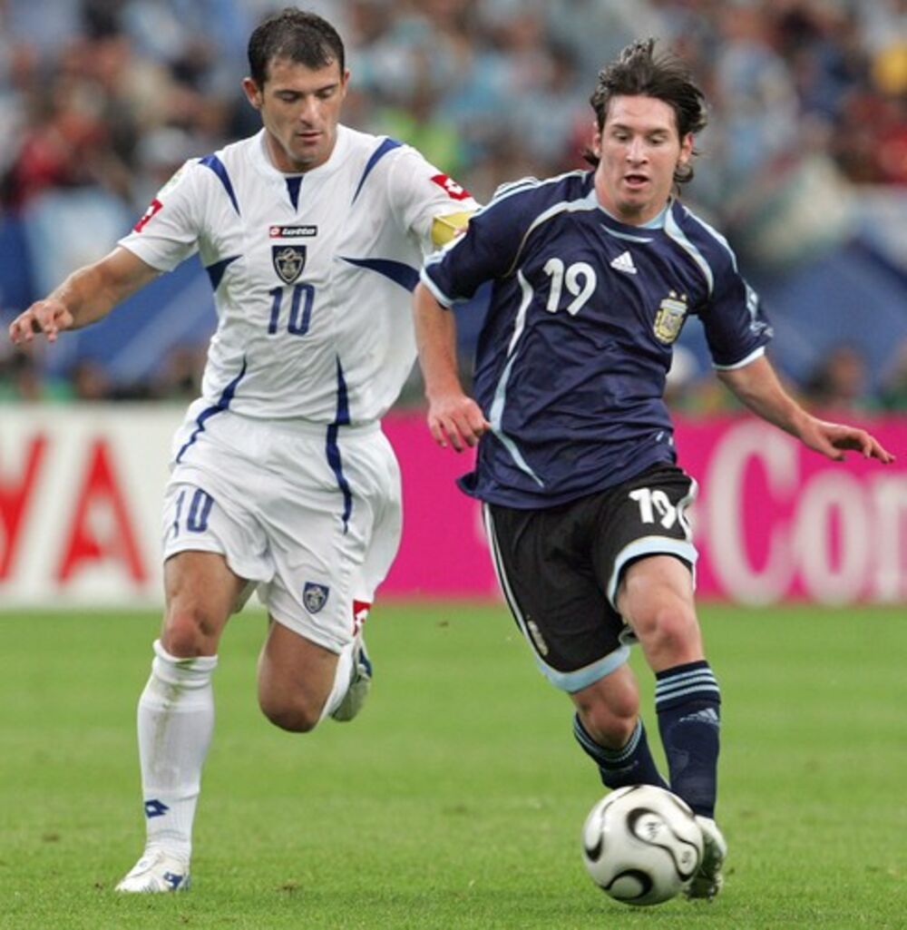 Dejan Stanković u duelu sa Lionel Mesijem na utakmici Srbije i Crne Gore i Argentine na Svetskom prvenstvu 2006. godine