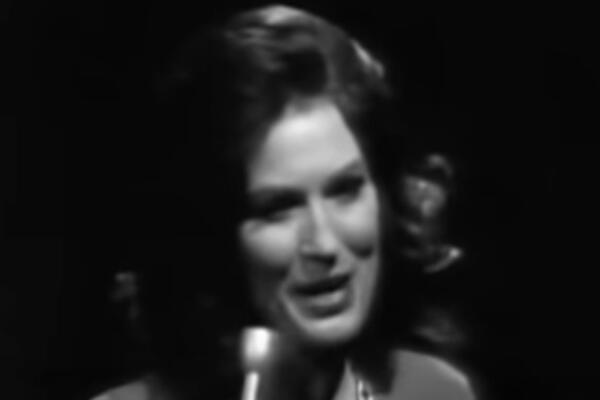 UPRAVO JE JAVLJENO: Umrla POZNATA PEVAČICA, TUGA