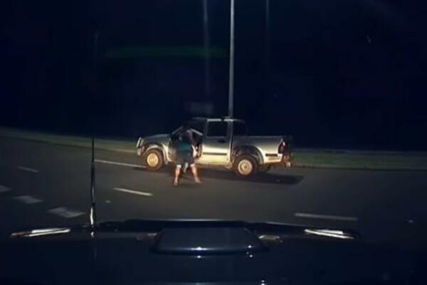 SAOBRAĆAJKA NASRED ULICE, OBOJICA IZAŠLA IZ VOZILA A ONDA ŠOK: Niko nije očekivao ovakav rasplet (VIDEO)