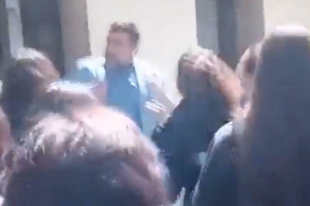 UČENICE SKIDAJU HIDŽABE I GAĐAJU PREDMETIMA DIREKTORA: Ni devojčice se više ne plaše u IRANU (VIDEO)