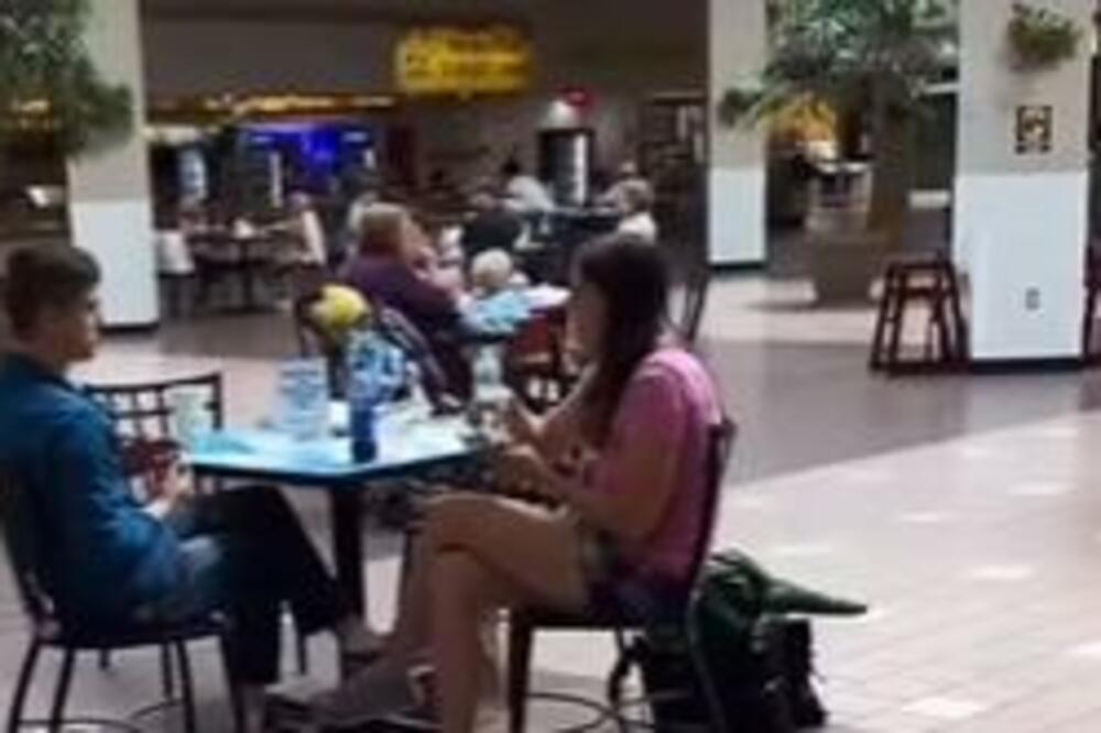 SEDELI SU U KAFIĆU, PORED NJIH JE BILO DETE: Kada su ljudi videli šta roditelji rade, ODMAH SU POZELENELI OD BESA