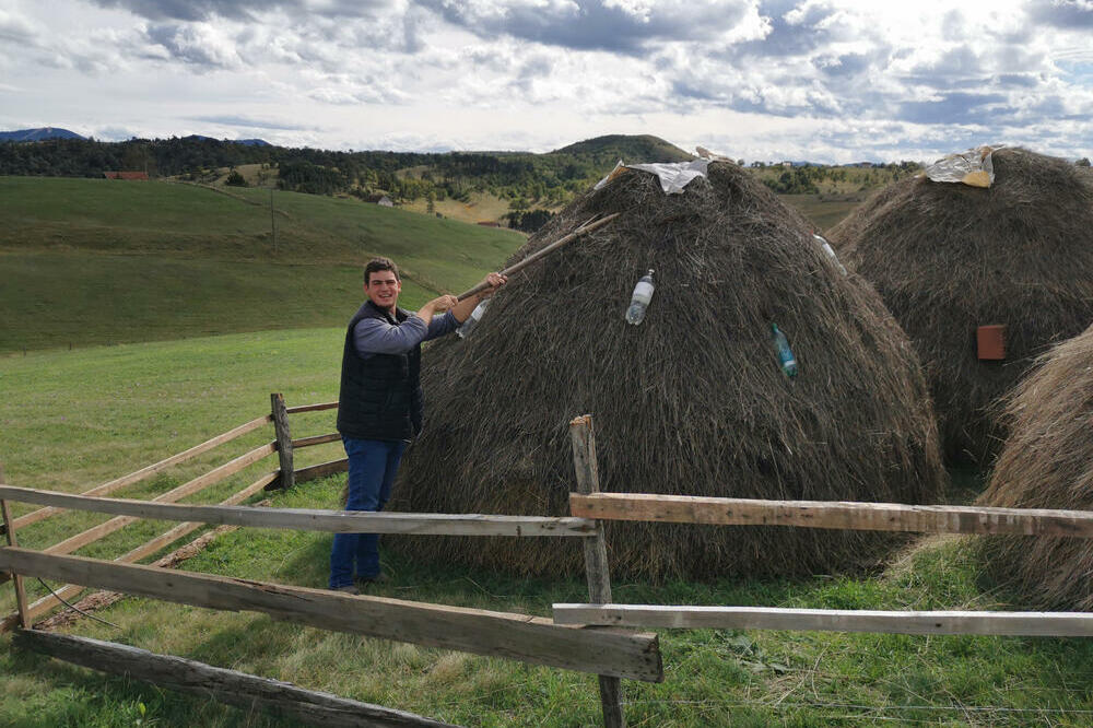 SAM BRINE O IMANJU, IMA I SVOJU STOKU: Najpoželjniji neženja u Srbiji pokazao šta radi usred zime - žene, van sebe