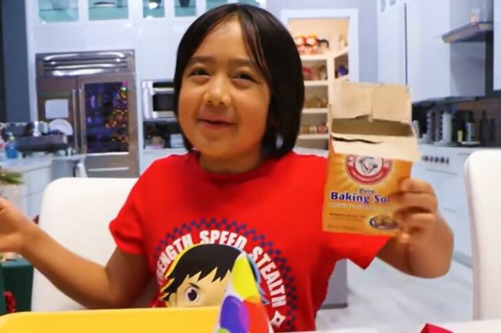 MLATI OZBILJNE PARE, BAKA PRASE JE ZA NJEGA BEBA: Zaradio 30 miliona dolara u 2020-oj, a to je MANJI deo kolača!