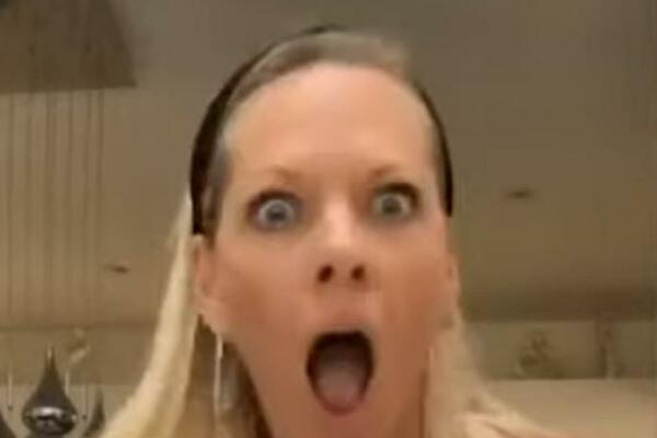 ĆERKA ULETELA MAMI U SNIMAK I IZLAMIRALA JE ZA SVE PARE: Pazite samo šta joj je uradila! (VIDEO)