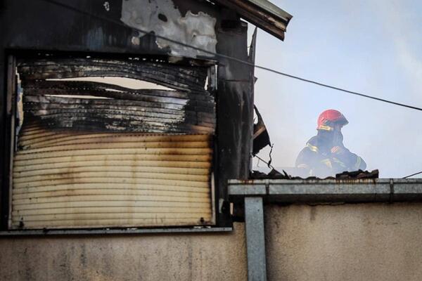 LOKALIZOVAN POŽAR U KINESKOJ ROBNOJ KUĆI U KRUŠEVCU: 33 vatrogasca sa 9 vozila učestvovalo u gašenju
