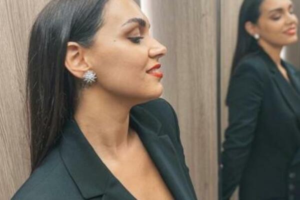 PRELEPA ZVEZDAŠICA UHVAĆENA KAKO NAVIJA ZA PARTIZAN U MADRIDU: A pored nje je bila ćerka IKONE CRNO-BELIH! (FOTO)