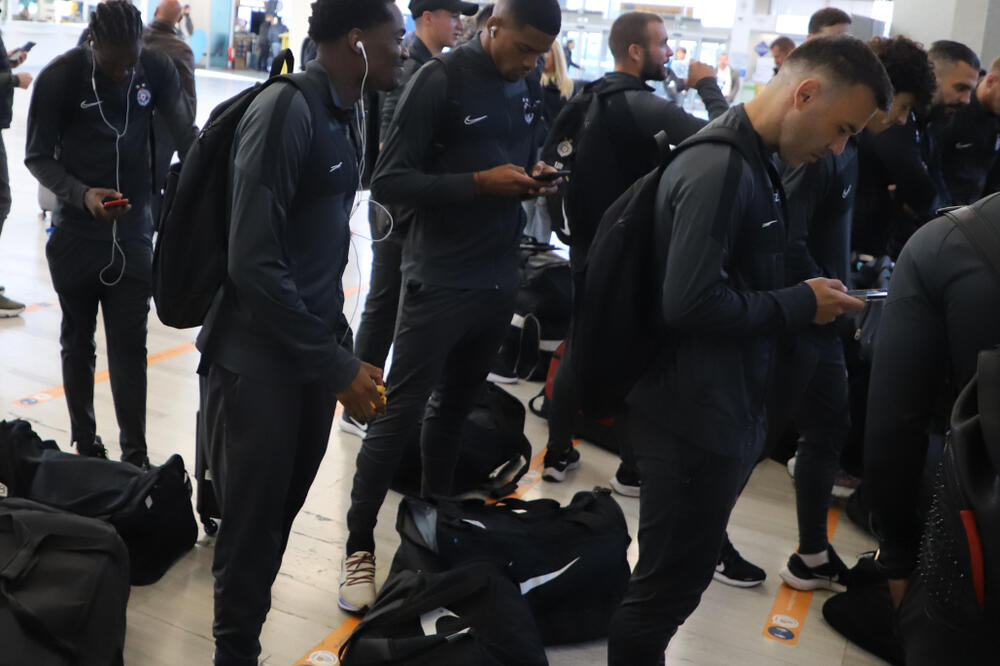 PARTIZAN OTPUTOVAO U KELN! Petrić poveo 24 igrača, jedno ime posebno raduje navijače! (FOTO)