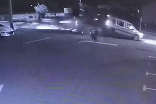 KAMERE SNIMILE TEŽAK UDES U KOTOR VAROŠI: Od siline udarca vozilu otpao zadnji trap, gledajte ovaj HOROR! (VIDEO)