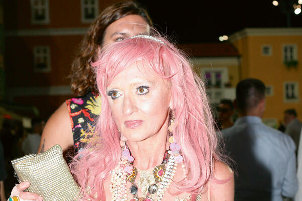 BEBI DOL SE BORI SA PROBLEMIMA: Pevačica MUKU MUČI zbog bolesti, evo o čemu je reč