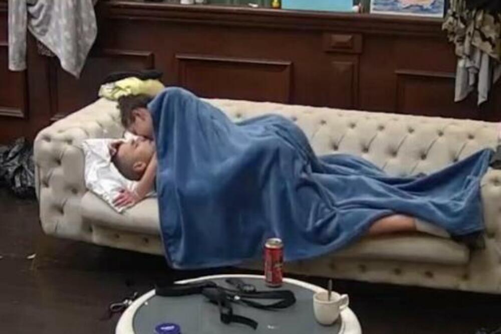 EVO KO JE ZAPRAVO ALEKSANDRA (20) KOJA JE IMALA TROJKU I ODNOSE PRED SVIMA: Roditelji se ODREKLI, a tek sestra...