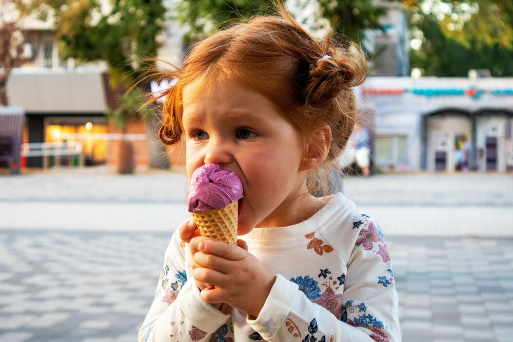 Devojčica sa sladoledom / Ilustracija