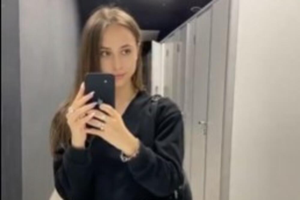 DEVOJKA BEZBRIŽNO PRAVILA SELFI U TOALETU, A ONDA SE DESILO OVO: Obavezno upalite ZVUK, neviđen BLAM! (VIDEO)