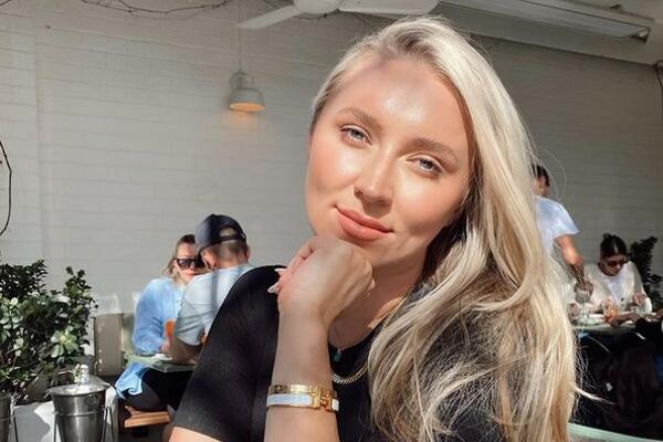 ŽENE ME PLAĆAJU DA IH NAUČIM KAKO DA ISKORISTE MUŠKARCA: Izazovna PLAVUŠA bez DLAKE NA JEZIKU sve OTKRILA