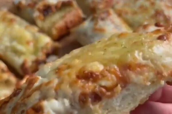 OVO BRZINSKO JELO ĆE VAS ODUŠEVITI: Hrskav hleb sa namazom od belog luka, ništa UKUSNIJE niste PROBALI (RECEPT)