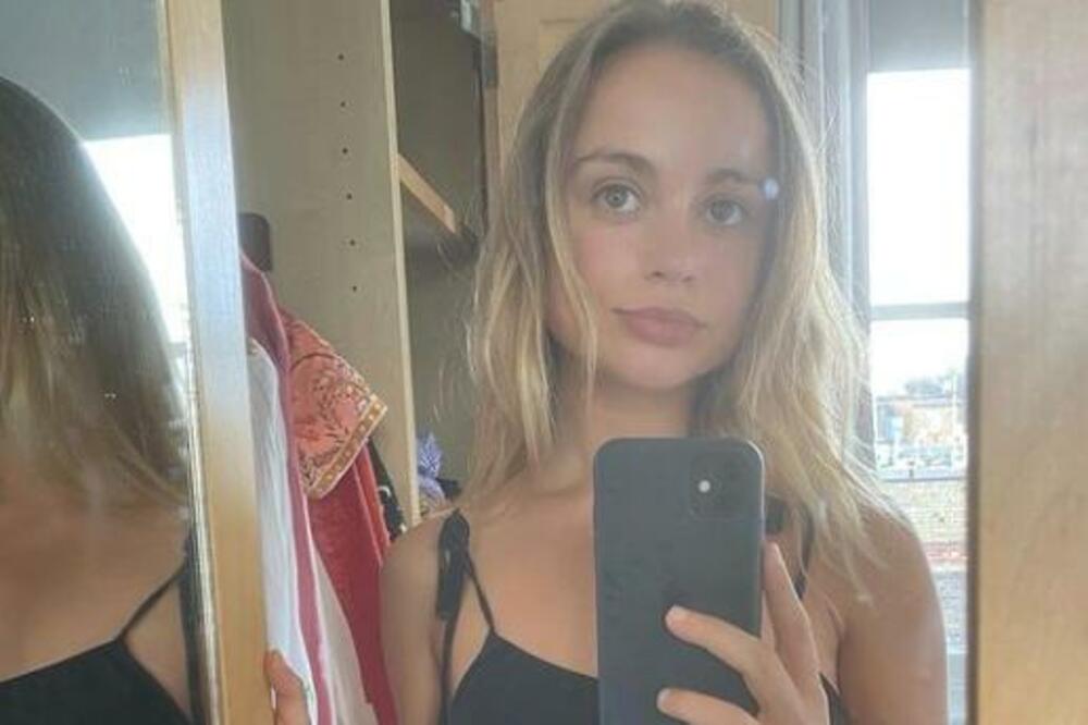 GOLE GRUDI ČLANICE KRALJEVSKE PORODICE OBIŠLE SVET: Evo ko je prelepa PLAVUŠA koja privlači POGLEDE! (FOTO)