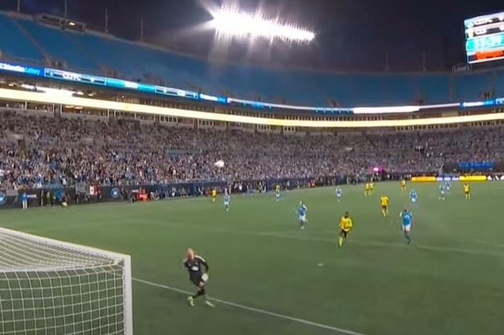 POGODAK KAKAV SE RETKO VIĐA! Jermenski reprezentativac postigao gol sa NEVEROVATNE udaljenosti! (VIDEO)